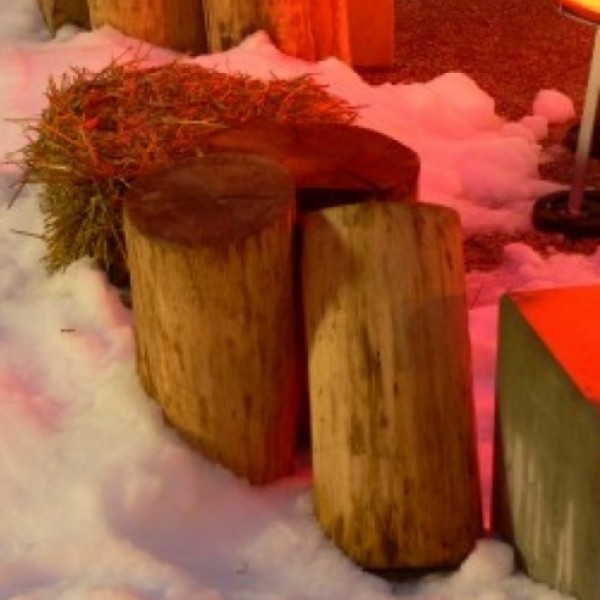 Baumstammhocker mit Lammfell 