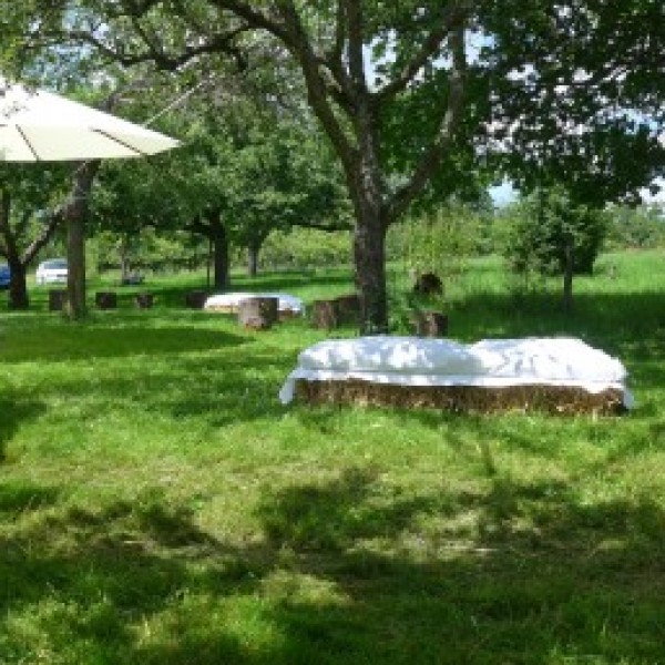 Landhaus Lounge / Strohballen mit Decke