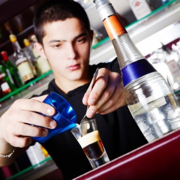 Barkeeper mit Showeinlage