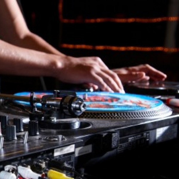 DJ 